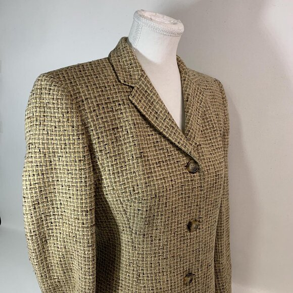 Elevate your wardrobe with this - Picture 3 of 8